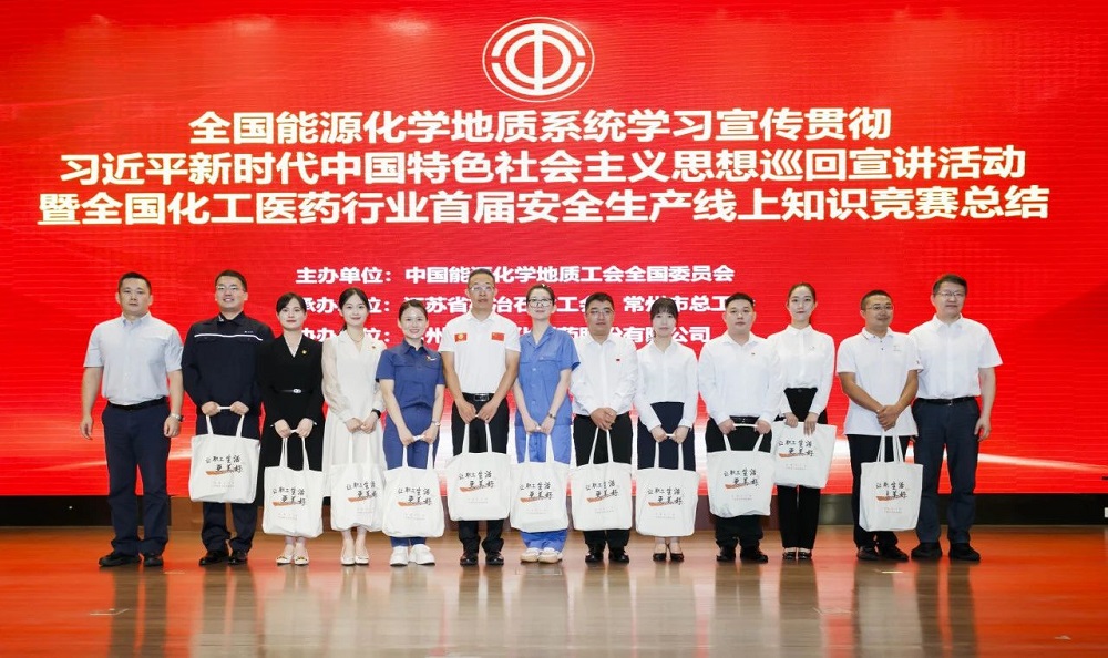 5171724290103272.jpg 宣講員頒發(fā)慰問品合照1.jpg